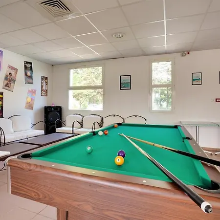 Awesome In Sur With Kitchen Holiday home