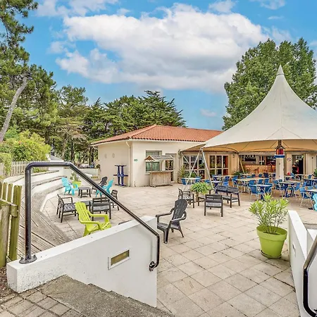 Awesome In Sur With Kitchen Holiday home *